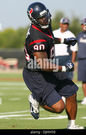 Luglio 30, 2010 - Houston, Texas, Stati Uniti d'America - 30 Luglio 2010: Houston Texans difensivo fine Mario Williams prende il suo turno di eseguire esercitazioni difensiva. Houston Texans hanno avuto il loro primo giorno di training camp 2010 presso il Methodist Training Center, Houston, Texas..Mandatory Credit: Luis Leyva/Southcreek globale di credito (Immagine: © Southcreek globale/ZUMApress.com) Foto Stock