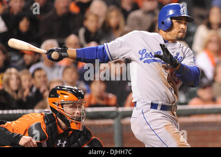 Luglio 30, 2010 - San Francisco, CA, Stati Uniti d'America - 30 luglio 2010; San Francisco, CA: Los Angeles Dodgers Rafael Furcal (15) a bat. La San Francisco Giants ha vinto il gioco 6-5. ..Mandatory Credit: Charles Herskowitz / Southcreek globale di credito (Immagine: © Southcreek globale/ZUMApress.com) Foto Stock