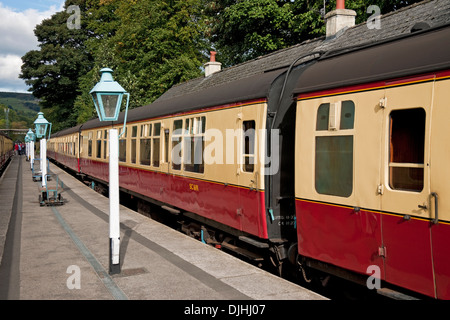 Carrozze ferroviarie d'epoca al binario della stazione di Grosmont NYMR North Yorkshire Inghilterra Regno Unito Gran Bretagna Foto Stock