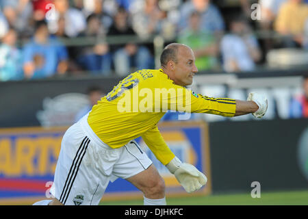 Luglio 31, 2010 - Santa Clara, California, Stati Uniti d'America - 31 Luglio 2010: Seattle sirene GK Kasey Keller (18) distribuisce la palla durante il match di MLS tra il San Jose terremoti e sirene di Seattle a Buck Shaw Stadium di Santa Clara, CA. La visita di sirene ha vinto 1-0 e prelevare il secondo patrimonio annuale Cup..Mandatory Credit: Matt Cohen / Southcreek globale ( Foto Stock