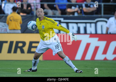 Luglio 31, 2010 - Santa Clara, California, Stati Uniti d'America - 31 Luglio 2010: Seattle sirene GK Kasey Keller (18) distribuisce la palla durante il match di MLS tra il San Jose terremoti e sirene di Seattle a Buck Shaw Stadium di Santa Clara, CA. La visita di sirene ha vinto 1-0 e prelevare il secondo patrimonio annuale Cup..Mandatory Credit: Matt Cohen / Southcreek globale ( Foto Stock