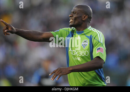 Luglio 31, 2010 - Santa Clara, California, Stati Uniti d'America - 31 Luglio 2010: Seattle sirene F Blaise Nkufo (9) sostiene con l'arbitro durante il match di MLS tra il San Jose terremoti e sirene di Seattle a Buck Shaw Stadium di Santa Clara, CA. La visita di sirene ha vinto 1-0 e prelevare il secondo patrimonio annuale Cup..Mandatory Credit: Matt Cohen / Southcreek Global Foto Stock