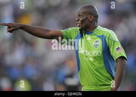 Luglio 31, 2010 - Santa Clara, California, Stati Uniti d'America - 31 Luglio 2010: Seattle sirene F Blaise Nkufo (9) sostiene con l'arbitro durante il match di MLS tra il San Jose terremoti e sirene di Seattle a Buck Shaw Stadium di Santa Clara, CA. La visita di sirene ha vinto 1-0 e prelevare il secondo patrimonio annuale Cup..Mandatory Credit: Matt Cohen / Southcreek Global Foto Stock