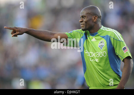 Luglio 31, 2010 - Santa Clara, California, Stati Uniti d'America - 31 Luglio 2010: Seattle sirene F Blaise Nkufo (9) sostiene con l'arbitro durante il match di MLS tra il San Jose terremoti e sirene di Seattle a Buck Shaw Stadium di Santa Clara, CA. La visita di sirene ha vinto 1-0 e prelevare il secondo patrimonio annuale Cup..Mandatory Credit: Matt Cohen / Southcreek Global Foto Stock