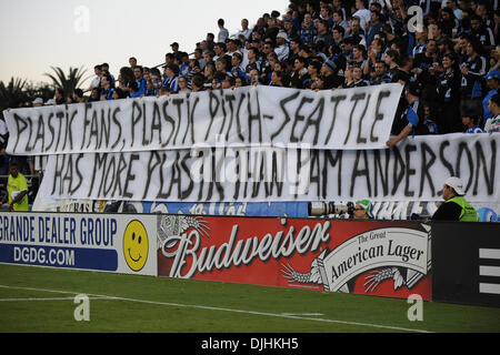 Luglio 31, 2010 - Santa Clara, California, Stati Uniti d'America - 31 Luglio 2010: San Jose terremoti sostenitori taunt sirene di Seattle sostenitori durante il match di MLS tra il San Jose terremoti e sirene di Seattle a Buck Shaw Stadium di Santa Clara, CA. La visita di sirene ha vinto 1-0 e prelevare il secondo patrimonio annuale Cup..Mandatory Credit: Matt Cohen / Southcreek G Foto Stock