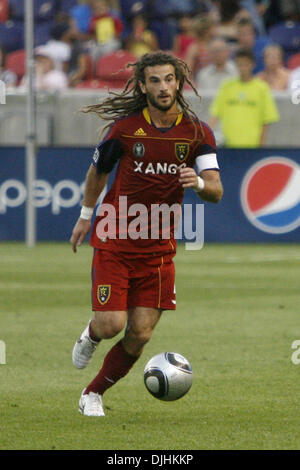 Luglio 31, 2010 - Sandy, Utah, Stati Uniti d'America - 31 Luglio 2010: Real Salt Lake centrocampista Kyle Beckerman (5) aiuta a prendere DC uniti per un 3-0 casa di vincere in Rio Tinto Stadium..Mandatory Credit: stephen Holt / Southcreek media globali di credito (Immagine: © Southcreek globale/ZUMApress.com) Foto Stock