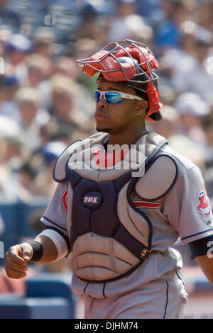 Agosto 01, 2010 - Toronto, Ontario, Canada - 01 August 2010: Cleveland Indians catcher Carlos Santana (41) durante la American League Baseball gioco tra il Cleveland Indians e il Toronto Blue Jays ha suonato presso il Rogers Centre a Toronto, Ontario, Canada. Gli Indiani sconfitto il Blue Jays 5-4. Credito: Frank Jansky / Southcreek globale di credito (Immagine: © Southcreek globale/Z Foto Stock