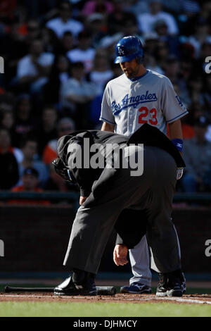 Agosto 01, 2010 - San Francisco, California, Stati Uniti d'America - 01-Agosto-2010: San Francisco, CA: San Francisco Giants ospita il Los Angeles Dodgers. Los Angeles Dodgers terzo baseman Casey Blake (23) ha il suo bat controllati per pine tar violazione. San Francisco Giants vincere la partita 2-0. Credito: Dinno Kovic / Southcreek media globali di credito (Immagine: Â© Southcreek Glo Foto Stock