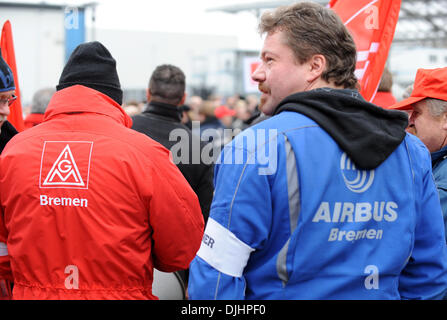 Bremen, Germania. 28 Nov, 2013. I dipendenti di Airbus di manifestare contro i licenziamenti previsti all'esterno dei cancelli dello stabilimento europeo della difesa aeronautica e spazio Company (EADS) di Brema, Germania, 28 novembre 2013. Foto: CARMEN JASPERSEN/dpa/Alamy Live News Foto Stock