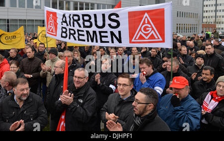 Bremen, Germania. 28 Nov, 2013. I dipendenti di Airbus di manifestare contro i licenziamenti previsti all'esterno dei cancelli dello stabilimento europeo della difesa aeronautica e spazio Company (EADS) di Brema, Germania, 28 novembre 2013. Foto: CARMEN JASPERSEN/dpa/Alamy Live News Foto Stock