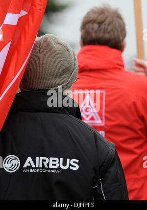 Bremen, Germania. 28 Nov, 2013. I dipendenti di Airbus di manifestare contro i licenziamenti previsti all'esterno dei cancelli dello stabilimento europeo della difesa aeronautica e spazio Company (EADS) di Brema, Germania, 28 novembre 2013. Foto: CARMEN JASPERSEN/dpa/Alamy Live News Foto Stock