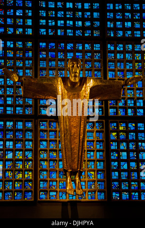 Statua dorata di Gesù nella Chiesa Commemorativa dell'Imperatore Guglielmo di Berlino Foto Stock