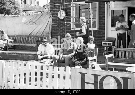 Eric Clapton con Ian Botham ad una carità partita di cricket nel nord di Londra a metà degli anni ottanta Foto Stock