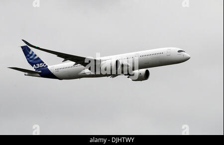 Bremen, Germania. 28 Nov, 2013. Il nuovo Airbus A350 XVB da Airbus vola sopra l'aeroporto durante un volo di prova di Brema, Germania, 28 novembre 2013. Il velivolo è stato presentato ai dipendenti con voli oltre le posizioni di Airbus di Brema, Amburgo e Stade. Si dovrebbe andare in servizio nella seconda metà del 2014. Foto: CARMEN JASPERSEN/dpa/Alamy Live News Foto Stock