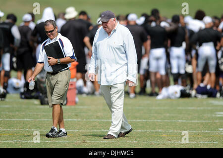 Agosto 04, 2010 - Westminster, Maryland, Stati Uniti d'America - 04 August 2010: John Madden durante corvi training camp a McDaniel College di Westminster, MD...credito obbligatorio: Russell Tracy / Southcreek globale di credito (Immagine: Â© Southcreek globale/ZUMApress.com) Foto Stock