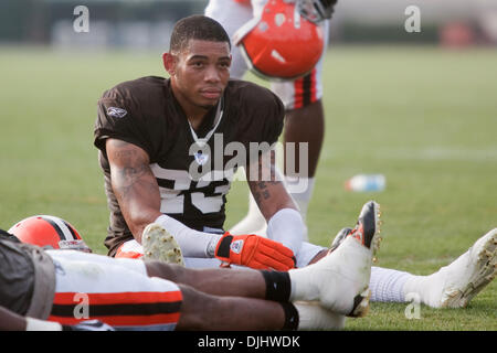 Agosto 04, 2010 - Berea, Ohio, Stati Uniti d'America - 04 August 2010: Cleveland Browns rookie primo round draft pick JOE HADEN (23) si prende una pausa durante la sessione serale del Cleveland Browns 2010 NFL training camp Berea, OH. Credito: Frank Jansky / Southcreek globale di credito (Immagine: © Southcreek globale/ZUMApress.com) Foto Stock