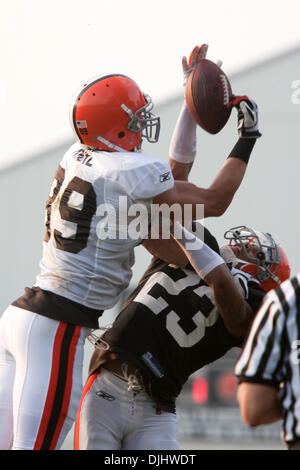 Agosto 04, 2010 - Berea, Ohio, Stati Uniti d'America - 04 August 2010: Cleveland Browns rookie primo round draft pick JOE HADEN (23) rompe fino a passare nella zona di estremità ad estremità a tenuta di EVAN MOORE (89) nel corso di esercitazioni presso la sessione serale del Cleveland Browns 2010 NFL training camp Berea, OH. Credito: Frank Jansky / Southcreek globale di credito (Immagine: © Southcreek globale/ZUM Foto Stock