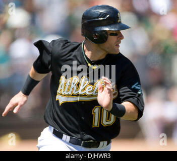 Agosto 04, 2010 - Oakland, la California, Stati Uniti - Dopo un doppio da Kevin Kouzmanoff nel fondo del sesto inning; Oakland atletica primo baseman DARIC BARTON #10 capi per la casa con Kurt Suzuki per la sua coda immissione Oakland davanti a Kansas City 4-2. (Credito Immagine: © William Mancebo/ZUMApress.com) Foto Stock