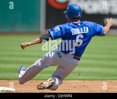 Agosto 04, 2010 - Oakland, la California, Stati Uniti - Kansas City Royals diritto fielder JOSE GUILLEN #6 salti a scivolare nella seconda base durante il primo inning di gioco contro Oakland atletica. (Credito Immagine: © William Mancebo/ZUMApress.com) Foto Stock