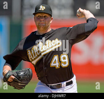 Agosto 04, 2010 - Oakland, la California, Stati Uniti - Oakland atletica a partire lanciatore Brett Anderson #49 in azione contro il Kansas City Royals. (Credito Immagine: © William Mancebo/ZUMApress.com) Foto Stock