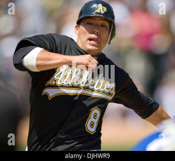 Agosto 04, 2010 - Oakland, la California, Stati Uniti - Dopo un doppio da Kevin Kouzmanoff nel fondo del sesto inning; Oakland Athletics catcher KURT SUZUKI #8 segue Daric Barton home immissione Oakland davanti a Kansas City 4-2. (Credito Immagine: © William Mancebo/ZUMApress.com) Foto Stock