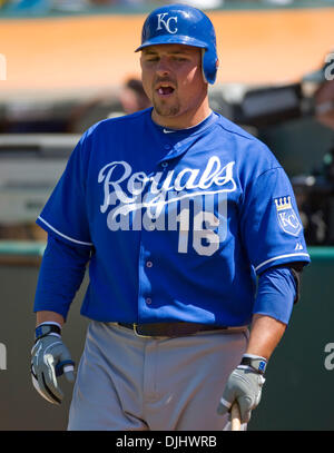 Agosto 04, 2010 - Oakland, la California, Stati Uniti - Kansas City Royals designato hitter BILLY BUTLER #16 attende a bat contro Oakland atletica. (Credito Immagine: © William Mancebo/ZUMApress.com) Foto Stock