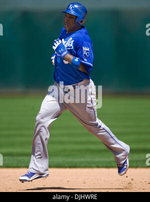 Agosto 04, 2010 - Oakland, la California, Stati Uniti - Kansas City Royals interbase YUNIESKY BETANCOURT #3 turni le basi dopo un ottavo inning homerun contro Oakland atletica. (Credito Immagine: © William Mancebo/ZUMApress.com) Foto Stock