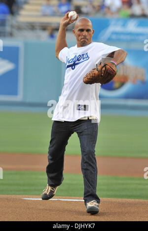 Agosto 04, 2010 - Los Angeles, California, Stati Uniti d'America - 4 Agosto 2010: Surfer Kelly Slater getta fuori il cerimoniale di primo passo. Il San Diego Padres erano shutout dal Los Angeles Dodgers da un punteggio di 9-0 al Dodger Stadium di Los Angeles. California..Mandatory Credit: Andrew Fielding / Southcreek globale di credito (Immagine: © Southcreek globale/ZUMApress.com) Foto Stock