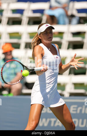 Aug 05, 2010 - San Diego, California, Stati Uniti - Assicurazione di mercurio Open WTA Tennis - Daniela HANTUCHOVA restituisce una sfera contro avversario J. Zheng presso un WTA torneo di tennis presso il La Costa e Spa Resort vicino a San Diego, CA. Hantuchova ha vinto la partita 6-2 6-1. (Credito Immagine: © Wally nellâ/ZUMApress.com) Foto Stock