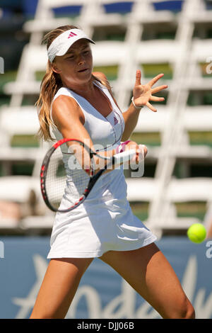 Aug 05, 2010 - San Diego, California, Stati Uniti - Assicurazione di mercurio Open WTA Tennis - Daniela HANTUCHOVA restituisce una sfera contro avversario J. Zheng presso un WTA torneo di tennis presso il La Costa e Spa Resort vicino a San Diego, CA. Hantuchova ha vinto la partita 6-2 6-1. (Credito Immagine: © Wally nellâ/ZUMApress.com) Foto Stock