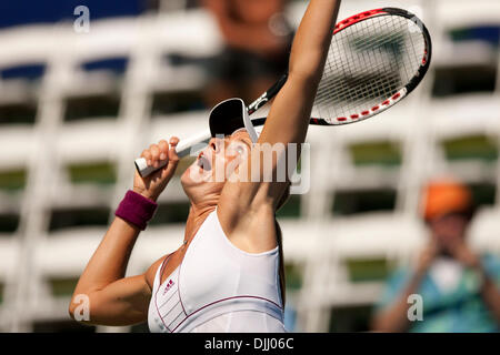 Aug 05, 2010 - San Diego, California, Stati Uniti - Assicurazione di mercurio Open WTA Tennis - Daniela HANTUCHOVA restituisce una sfera contro avversario J. Zheng presso un WTA torneo di tennis presso il La Costa e Spa Resort vicino a San Diego, CA. Hantuchova ha vinto la partita 6-2 6-1. (Credito Immagine: © Wally nellâ/ZUMApress.com) Foto Stock