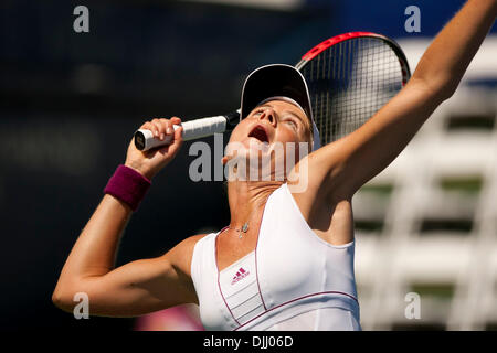 Aug 05, 2010 - San Diego, California, Stati Uniti - Assicurazione di mercurio Open WTA Tennis - Daniela HANTUCHOVA restituisce una sfera contro avversario J. Zheng presso un WTA torneo di tennis presso il La Costa e Spa Resort vicino a San Diego, CA. Hantuchova ha vinto la partita 6-2 6-1. (Credito Immagine: © Wally nellâ/ZUMApress.com) Foto Stock