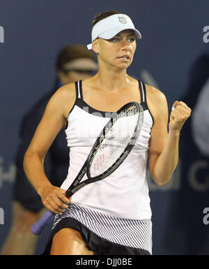 Agosto 05, 2010 - Vera ZVONAREVA, dalla Russia, pompe il suo pugno dopo aver segnato un punto durante la sua partita contro Coco Vandeweghe, da Rancho Santa Fe, California, durante l assicurazione di mercurio aprire al La costa Resort and Spa in Carlsbad, California giovedì 5 agosto 2010. Foto Palmour Hayne IV (credito Immagine: © North County Times/ZUMApress.com) Foto Stock