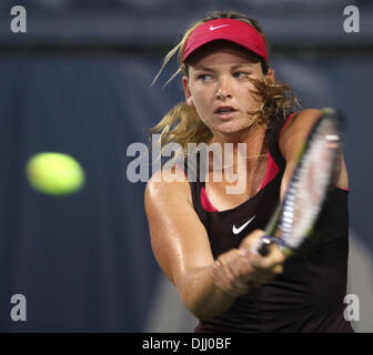 Agosto 05, 2010 - Coco Vandeweghe, da Rancho Santa Fe, California, colpi di rovescio per Vera ZVONAREVA, dalla Russia, durante l assicurazione di mercurio aprire al La costa Resort and Spa in Carlsbad, California giovedì 5 agosto 2010. Foto Palmour Hayne IV (credito Immagine: © North County Times/ZUMApress.com) Foto Stock