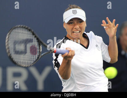 Agosto 05, 2010 - Vera ZVONAREVA, dalla Russia, colpisce un diretti a Coco Vandeweghe, da Rancho Santa Fe, California, durante l assicurazione di mercurio aprire al La costa Resort and Spa in Carlsbad, California giovedì 5 agosto 2010. Foto Palmour Hayne IV (credito Immagine: © North County Times/ZUMApress.com) Foto Stock