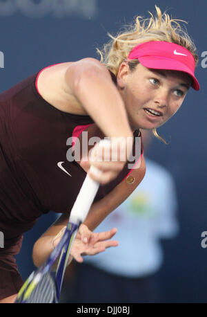 Agosto 05, 2010 - Coco Vandeweghe, da Rancho Santa Fe, California, colpisce un servono a Vera ZVONAREVA, dalla Russia, durante l assicurazione di mercurio aprire al La costa Resort and Spa in Carlsbad, California giovedì 5 agosto 2010. Foto Palmour Hayne IV (credito Immagine: © North County Times/ZUMApress.com) Foto Stock