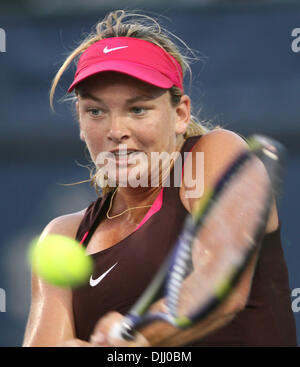 Agosto 05, 2010 - Coco Vandeweghe, da Rancho Santa Fe, California, colpi di rovescio per Vera ZVONAREVA, dalla Russia, durante l assicurazione di mercurio aprire al La costa Resort and Spa in Carlsbad, California giovedì 5 agosto 2010. Foto Palmour Hayne IV (credito Immagine: © North County Times/ZUMApress.com) Foto Stock