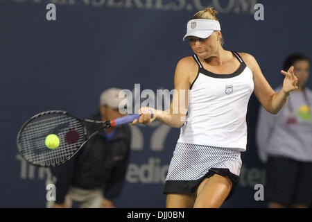 Agosto 05, 2010 - Vera ZVONAREVA, dalla Russia, colpisce un diretti a Coco Vandeweghe, da Rancho Santa Fe, California, durante l assicurazione di mercurio aprire al La costa Resort and Spa in Carlsbad, California giovedì 5 agosto 2010. Foto Palmour Hayne IV (credito Immagine: © North County Times/ZUMApress.com) Foto Stock