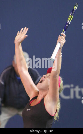 Agosto 05, 2010 - Coco Vandeweghe, da Rancho Santa Fe, California, celebra dopo aver sconfitto Vera ZVONAREVA, dalla Russia, durante l assicurazione di mercurio aprire al La costa Resort and Spa in Carlsbad, California giovedì 5 agosto 2010. Foto Palmour Hayne IV (credito Immagine: © North County Times/ZUMApress.com) Foto Stock