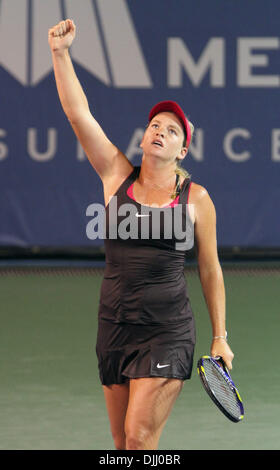 Agosto 05, 2010 - Coco Vandeweghe, da Rancho Santa Fe, California, celebra dopo aver sconfitto Vera ZVONAREVA, dalla Russia, durante l assicurazione di mercurio aprire al La costa Resort and Spa in Carlsbad, California giovedì 5 agosto 2010. Foto Palmour Hayne IV (credito Immagine: © North County Times/ZUMApress.com) Foto Stock