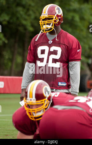 Agosto 05, 2010 - ASHBURN, Virginia, Stati Uniti - 5 Agosto 2010: Washington Redskins tackle difensivo Albert Haynesworth #92 orologi compagni di squadra pratica presso Redskins Park in ASHBURN, Virginia. (Credito Immagine: © Rassi Borneo/Southcreek globale/ZUMApress.com) Foto Stock