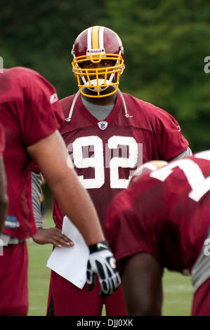 Agosto 05, 2010 - ASHBURN, Virginia, Stati Uniti - 5 Agosto 2010: Washington Redskins tackle difensivo Albert Haynesworth #92 orologi compagni di squadra pratica presso Redskins Park in ASHBURN, Virginia. (Credito Immagine: © Rassi Borneo/Southcreek globale/ZUMApress.com) Foto Stock