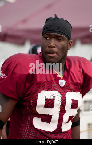 Agosto 05, 2010 - ASHBURN, Virginia, Stati Uniti - 5 Agosto 2010: Washington Redskins linebacker Brian Orakpo #98 passeggiate fuori al campo pratica a Redskins Park in ASHBURN, Virginia. (Credito Immagine: © Rassi Borneo/Southcreek globale/ZUMApress.com) Foto Stock