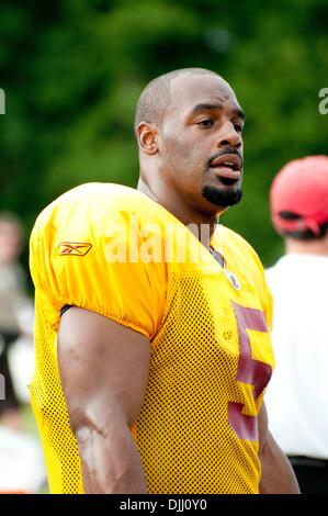 Agosto 05, 2010 - ASHBURN, Virginia, Stati Uniti - 5 Agosto 2010: Washington Redskins quarterback Donovan McNabb #5 camminate fuori campo dopo la pratica a Redskins Park in ASHBURN, Virginia. (Credito Immagine: © Rassi Borneo/Southcreek globale/ZUMApress.com) Foto Stock