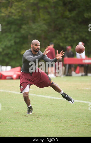 Agosto 05, 2010 - ASHBURN, Virginia, Stati Uniti - 5 Agosto 2010: Washington Redskins sicurezza Russell Anderson #32 corre punte extra dopo la pratica a Redskins Park in ASHBURN, Virginia. (Credito Immagine: © Rassi Borneo/Southcreek globale/ZUMApress.com) Foto Stock