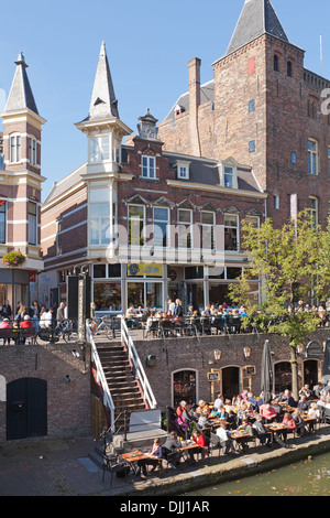 I caffè e i ristoranti a fianco del Oudegracht (vecchio canale) nel centro di Utrecht. Foto Stock