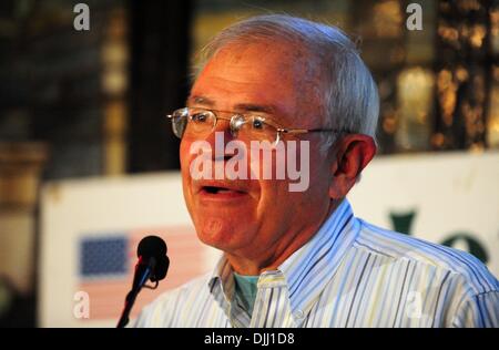 Agosto 06, 2010 - Manhattan, New York, Stati Uniti - Boston Red Sox annunciatore radiofonico JOE CASTIGLIONE parla alla cerimonia come Irish americani sono indotti nella Irish American Baseball Hall of Fame a Foley's NY Pub & Ristorante sul West xxxiii Street. (Credito Immagine: Â© Bryan Smith/ZUMApress.com) Foto Stock