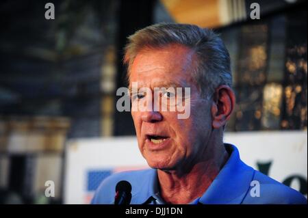 Agosto 06, 2010 - Manhattan, New York, Stati Uniti - Inductee TIM MCCARVER parla alla cerimonia come Irish americani sono indotti nella Irish American Baseball Hall of Fame a Foley's NY Pub & Ristorante sul West xxxiii Street. (Credito Immagine: Â© Bryan Smith/ZUMApress.com) Foto Stock