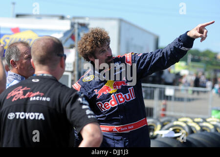 Agosto 06, 2010 - Watkins Glen, New York, Stati Uniti d'America - 6 Agosto 2010: Red Bull Racing Boris detto (medio) racconta alcuni membri di equipaggio di una storia di tifosi sulle tribune poco prima della partenza della Sprint Cup pratica per la Heluva buono! Panna acida salse al Glen a Watkins Glen, New York..Mandatory Credit: Michael Johnson / Southcreek globale di credito (Immagine: © Southcre Foto Stock