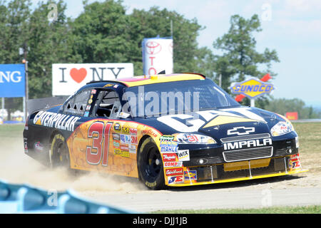 Agosto 06, 2010 - Watkins Glen, New York, Stati Uniti d'America - 6 Agosto 2010: Jeff Burton gira il Caterpilar Chevrolet nella trappola di sabbia nella fermata bus durante il primo Sprint Cup sessione di pratica a Watkins Glen, New York..Mandatory Credit: Michael Johnson / Southcreek globale di credito (Immagine: © Southcreek globale/ZUMApress.com) Foto Stock